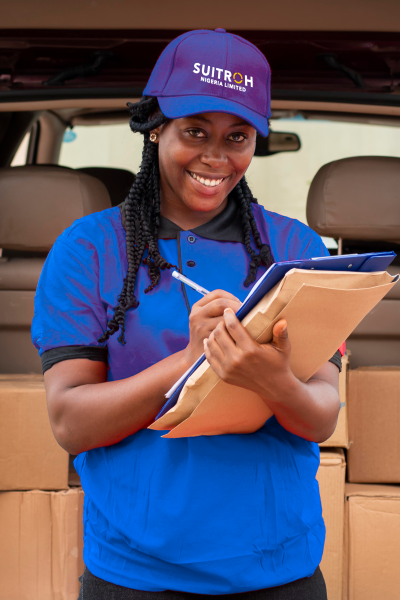 close-up-delivery-person-with-parcel (1)